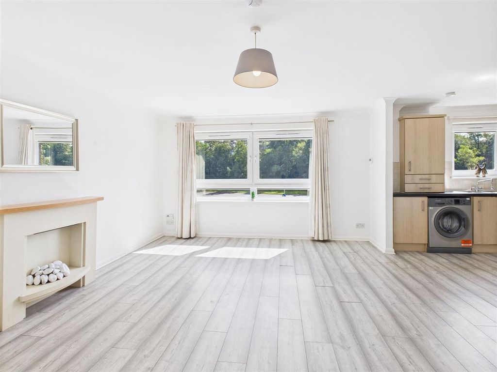 Property photo 3 of 10 Lounge