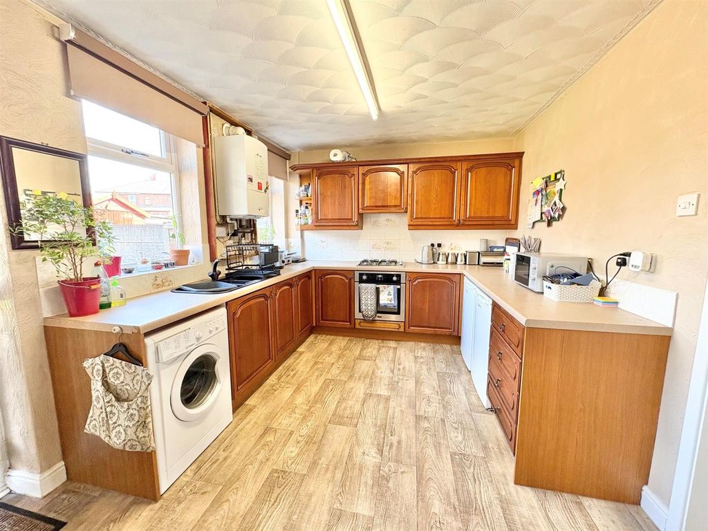 Property photo 3 of 9 Kitchen.Jpg