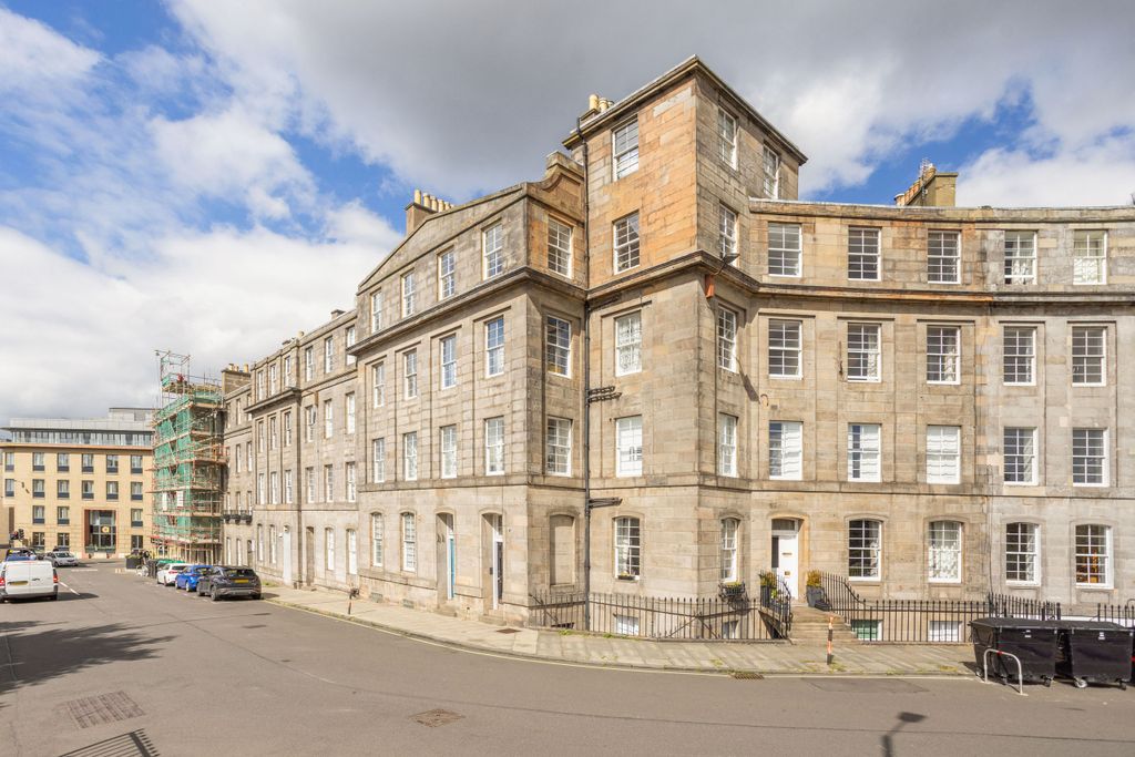Property photo 2 of 33 6-6 Gardners Crescent 02