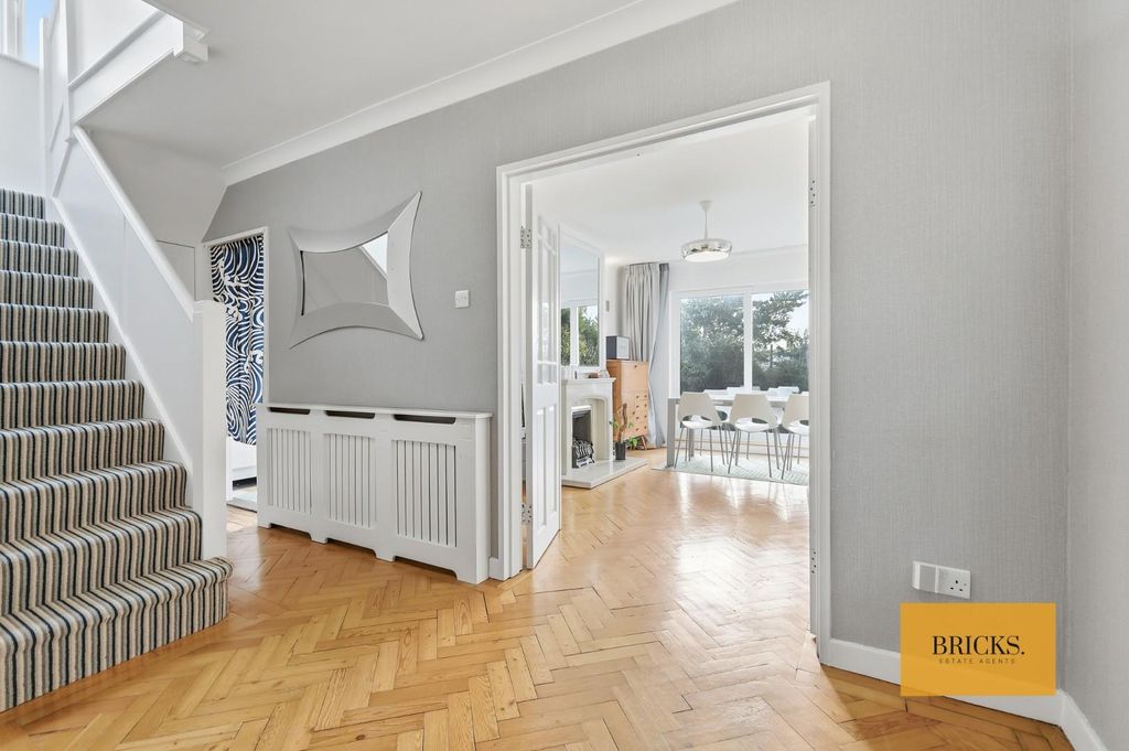 Property photo 2 of 31