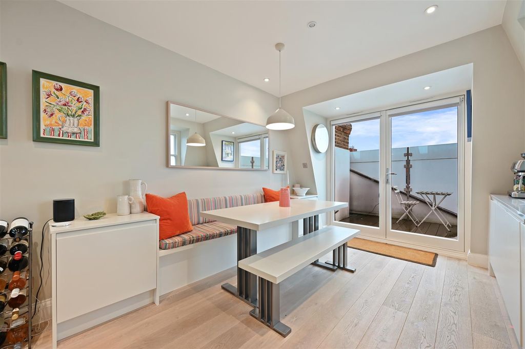 Property photo 2 of 10 Ormiston Grove - Kitchenc3 (1).Jpg