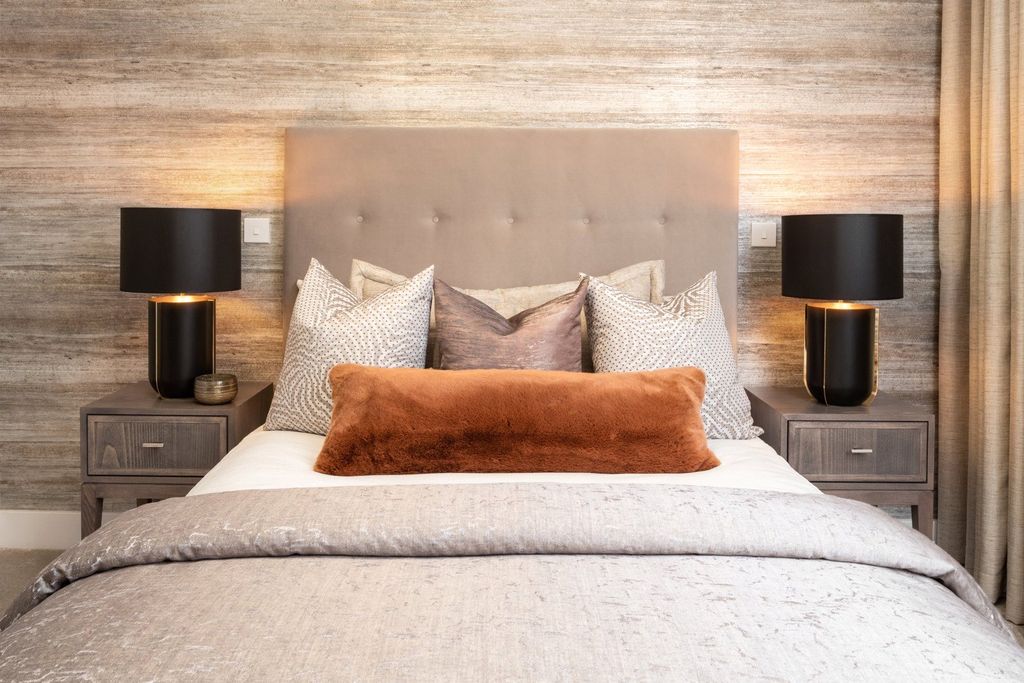 Property photo 1 of 8 Principal Bedroom