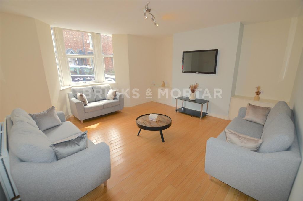 Property photo 1 of 12 32 Warwick Street Lounge.Jpg