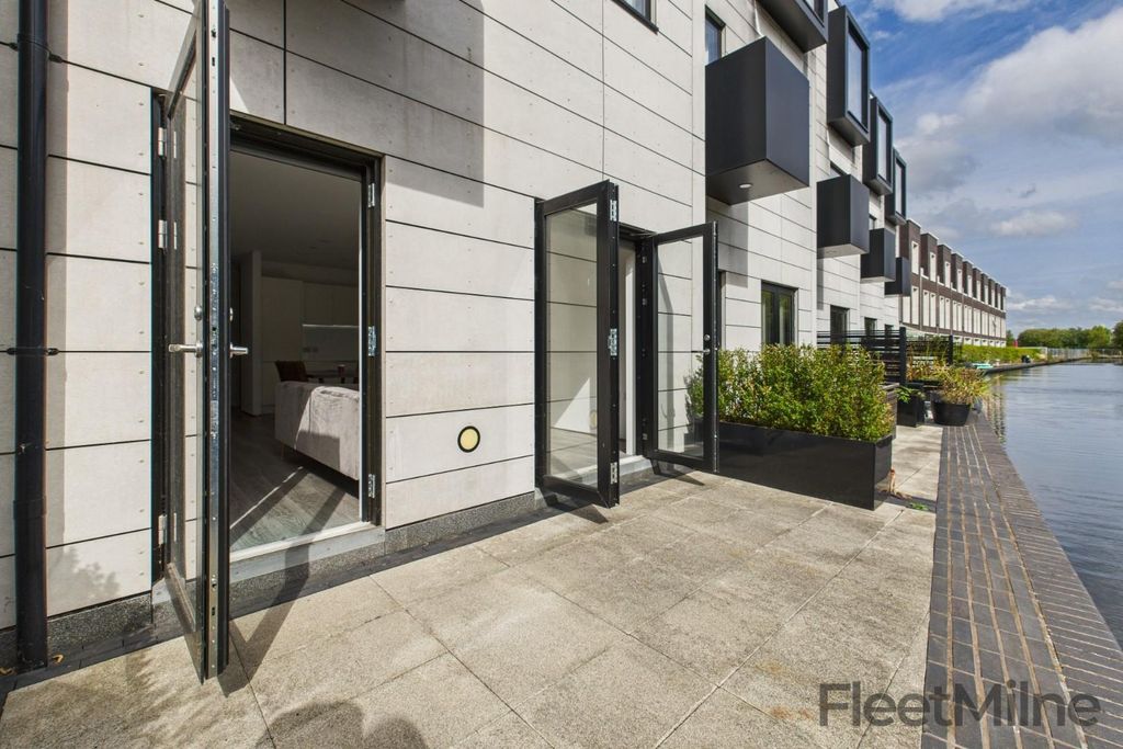 Property photo 3 of 34 Waterside Terrace