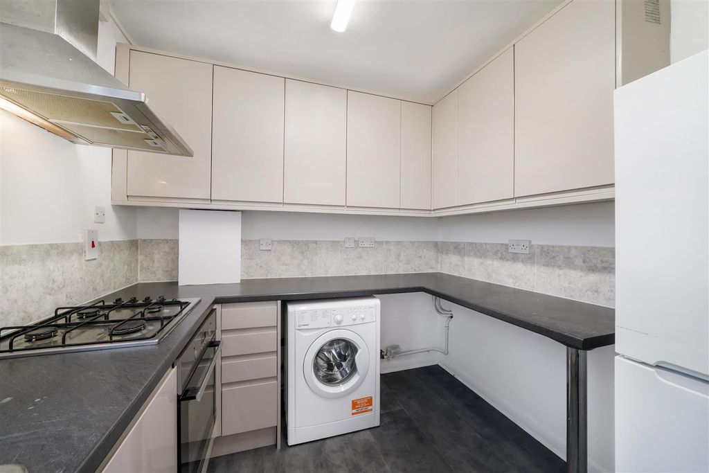 Property photo 3 of 11 Flat D, 10 Milman Road - Ntlapueuhsbrde4Efqif.Jpg