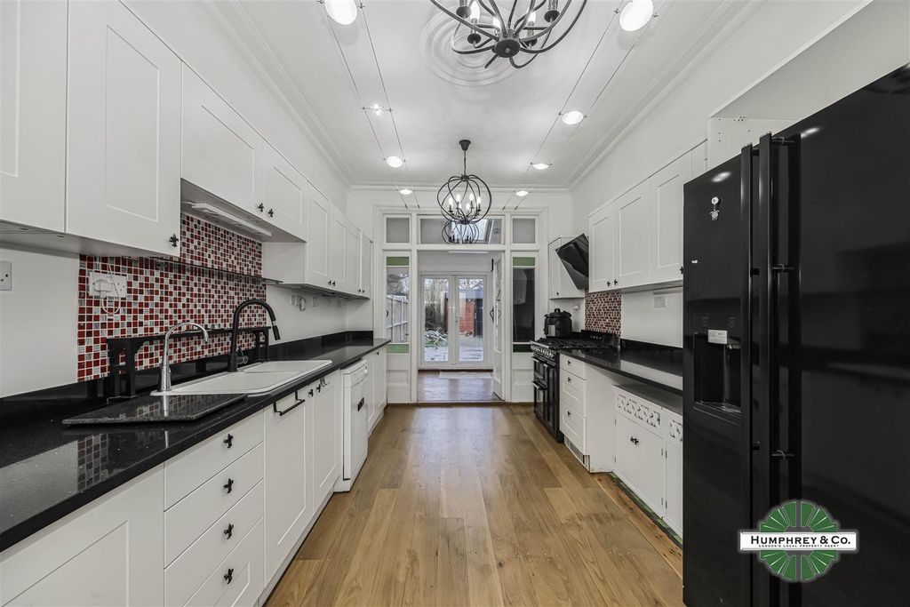 Property photo 2 of 14 4A Essex Road -011.Jpg