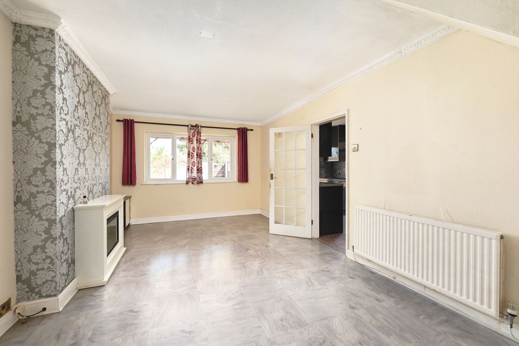 Property photo 3 of 13 10 Foxley Close (11)