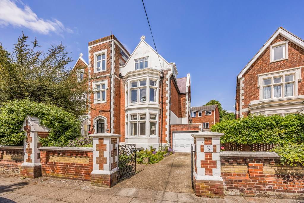 Property photo 1 of 15 Semi Detached Building With Front Garden And Off Road Parking