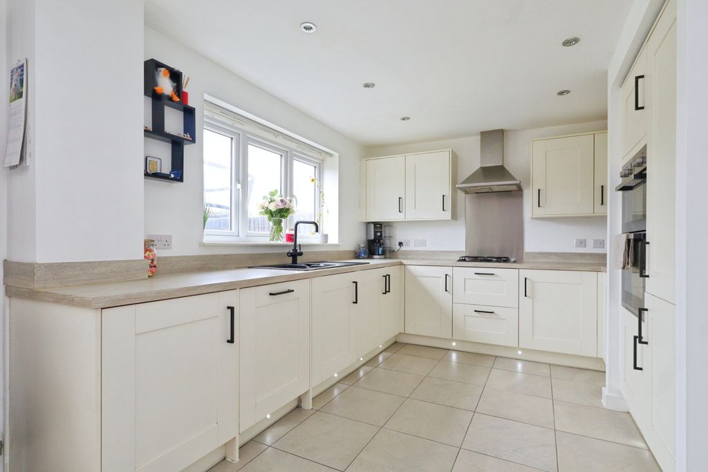 Property photo 3 of 17 Kitchen
