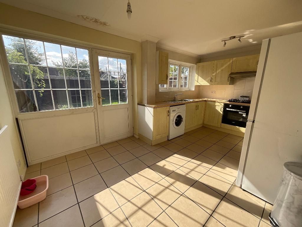 Property photo 2 of 17 Kitchen 15'8 x 9'2