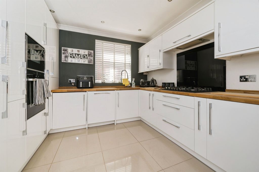 Property photo 2 of 27