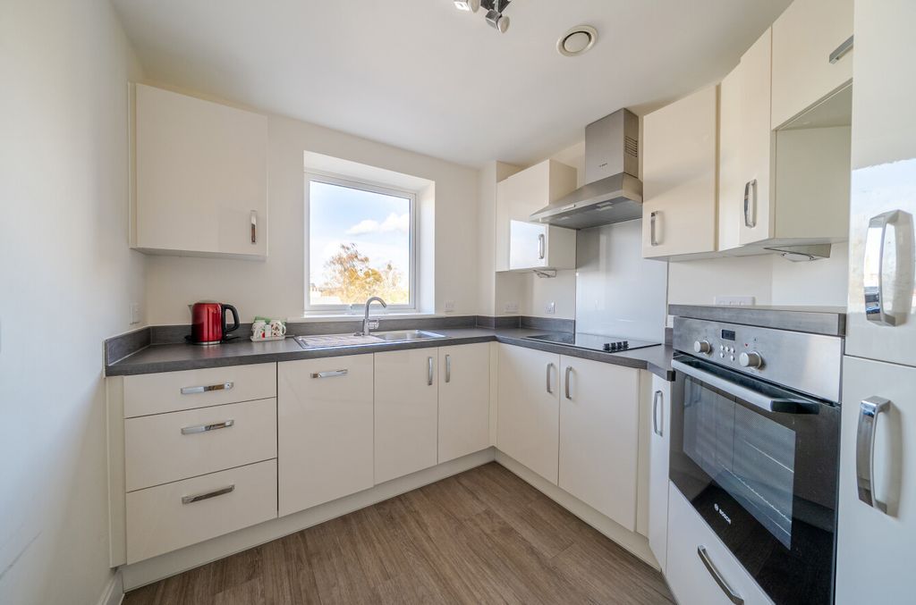 Property photo 2 of 13 1371261-25-6900d3...