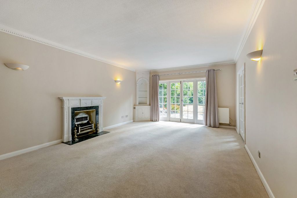 Property photo 2 of 14 Sitting Room