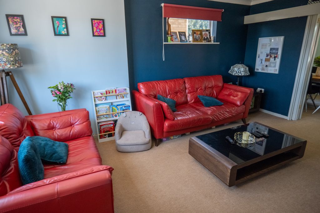 Property photo 3 of 13 Lounge