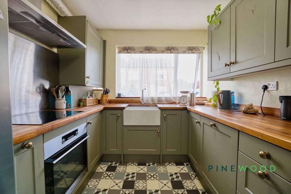 Property photo 2 of 16 Kitchen