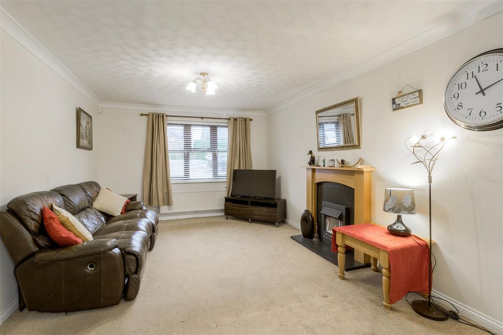 Property photo 3 of 10 Cambridge Street Living Room