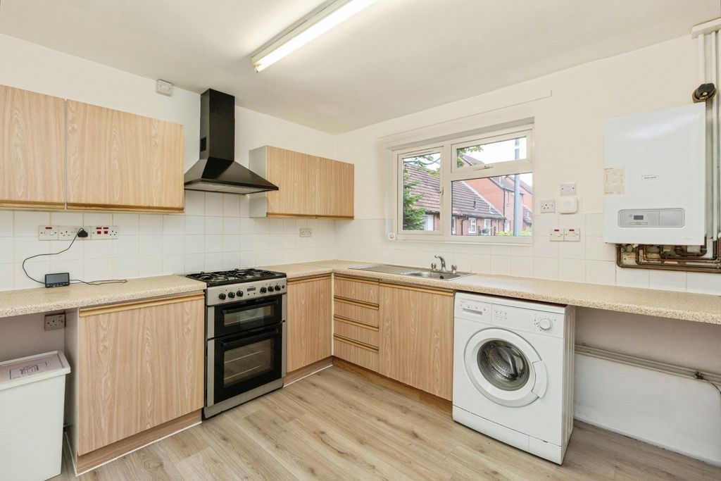 Property photo 3 of 11 Kitchen