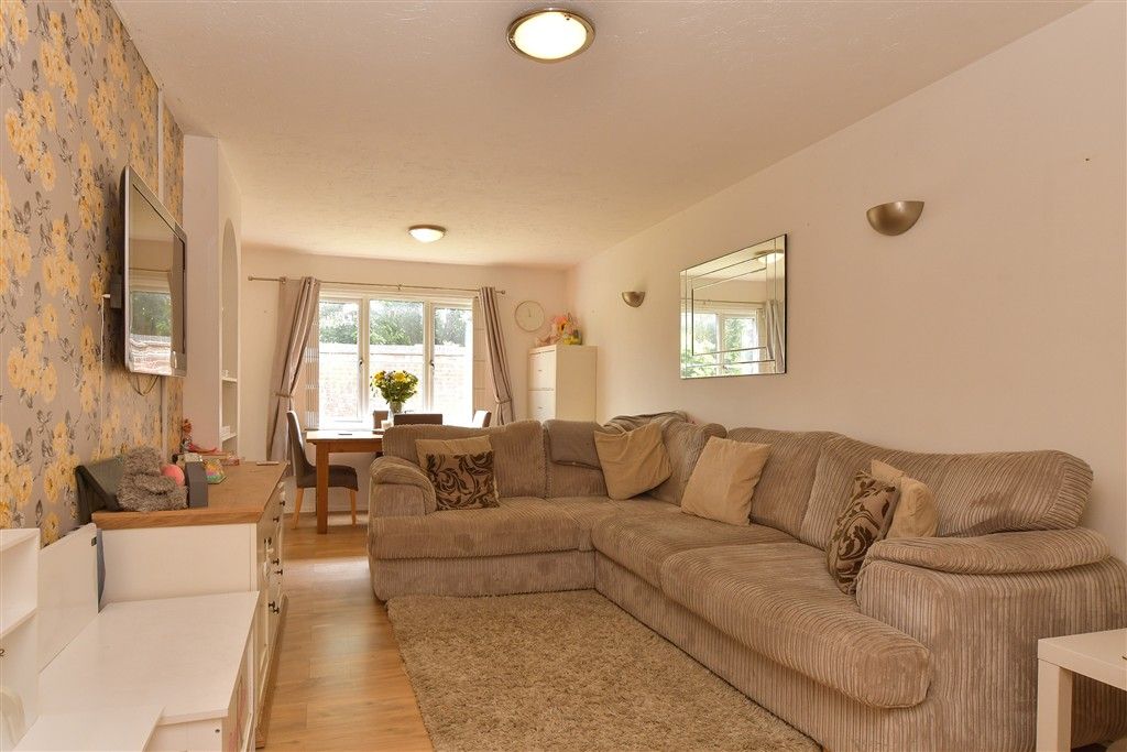 Property photo 3 of 10 Lounge