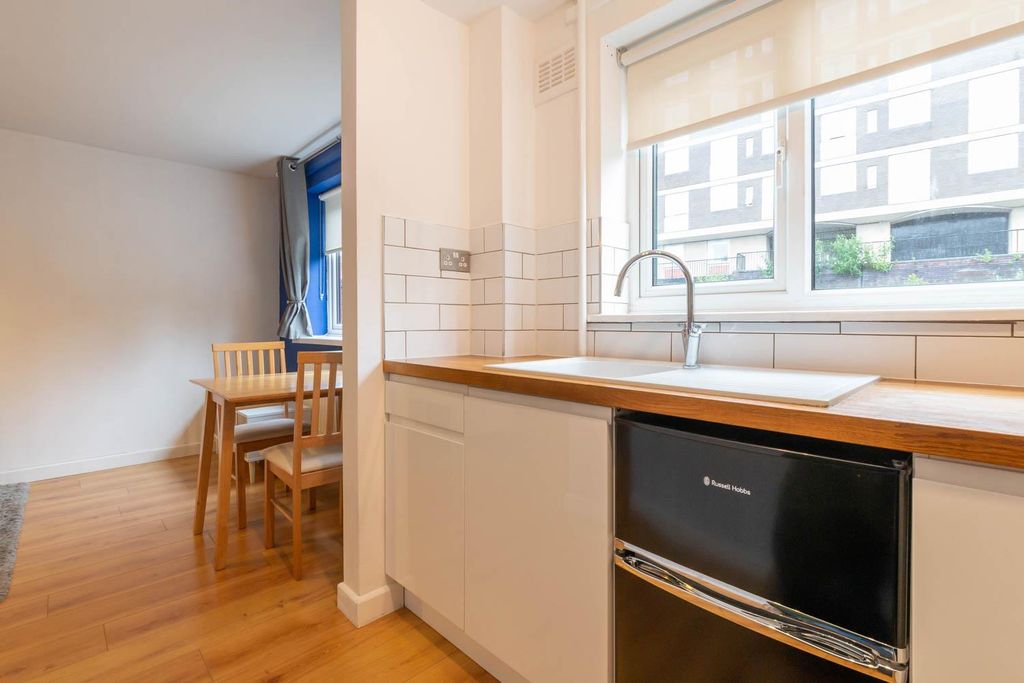 Property photo 3 of 9 Kitchen