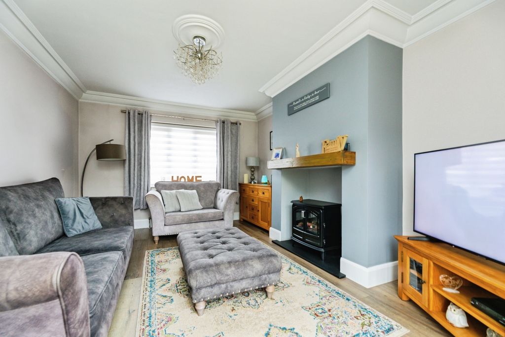 Property photo 2 of 23 Pbox-Living_Room-327107.Jpg
