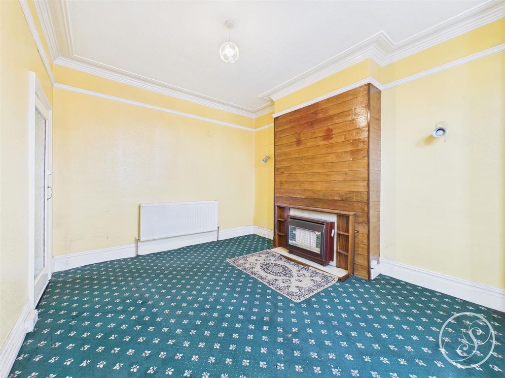 Property photo 3 of 18 Lounge