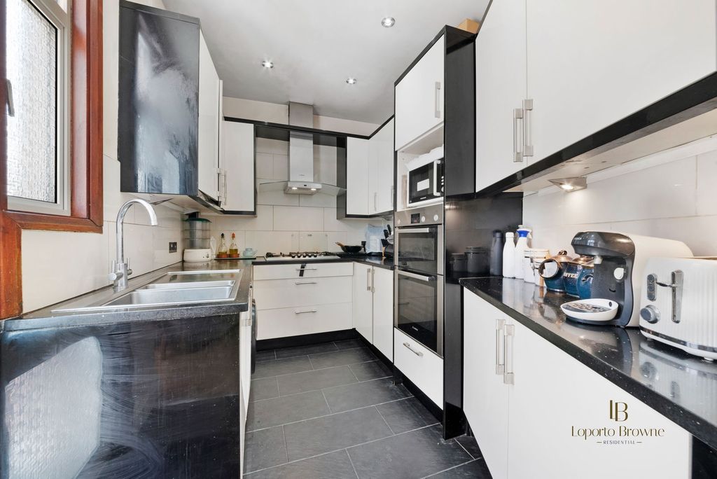 Property photo 2 of 23