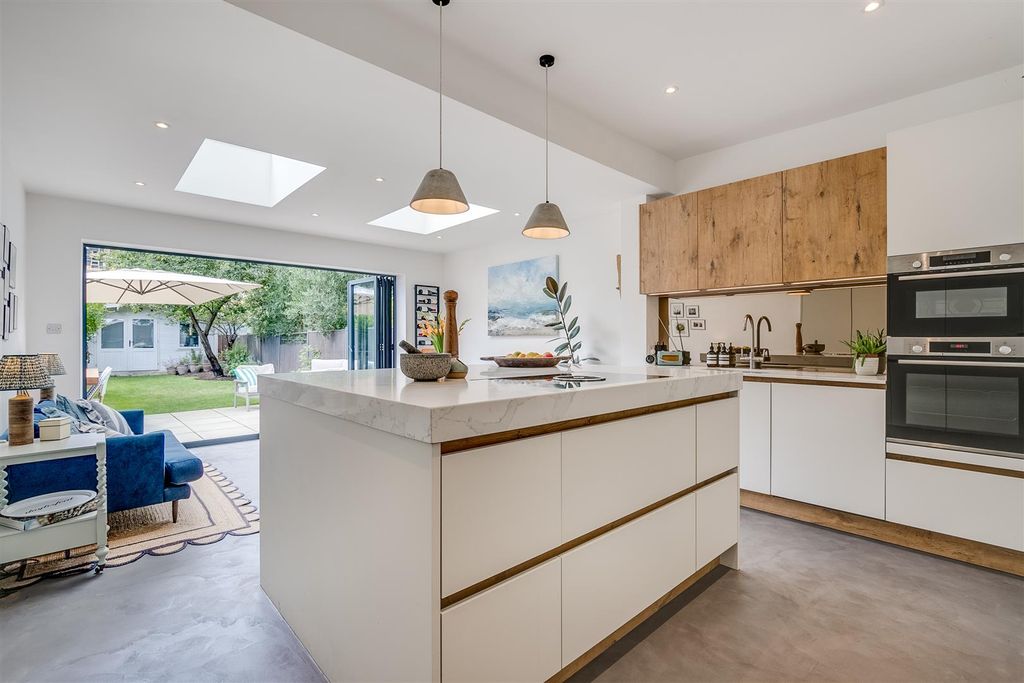 Property photo 1 of 10 Kitchen