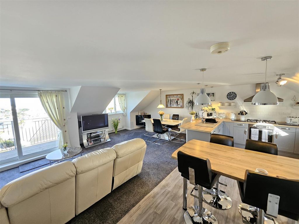 Property photo 3 of 32 Living Room