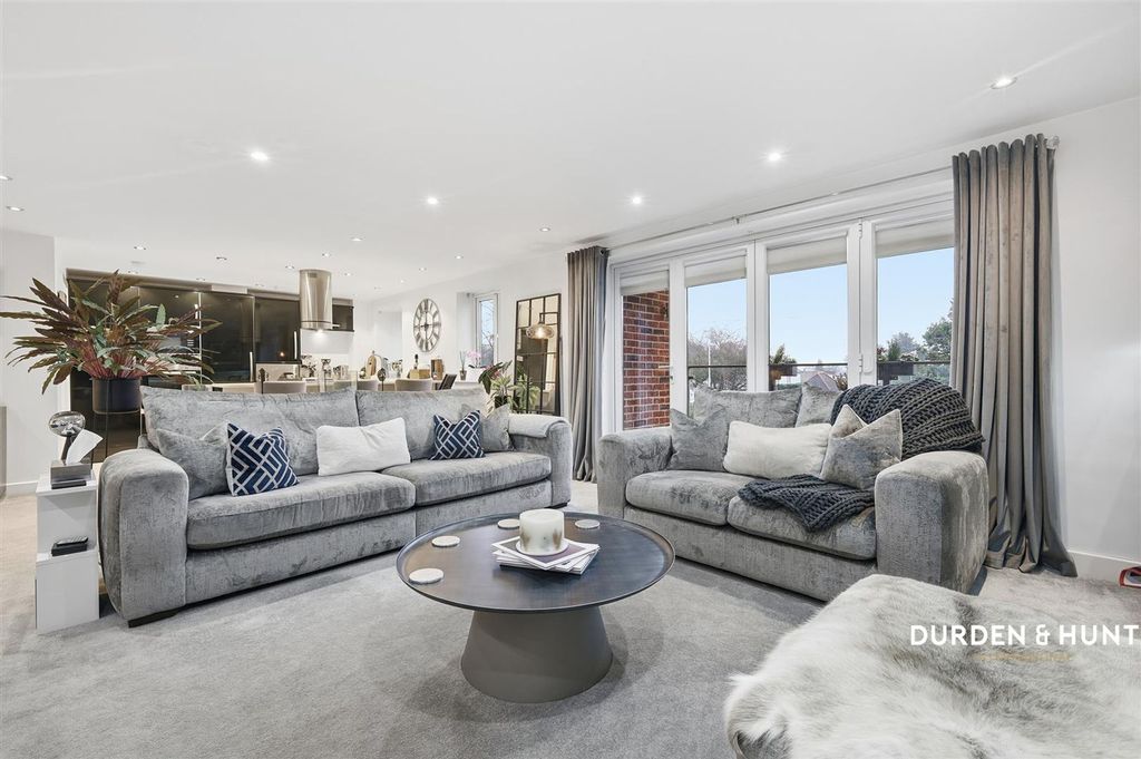 Property photo 2 of 24 Chigwell Heights