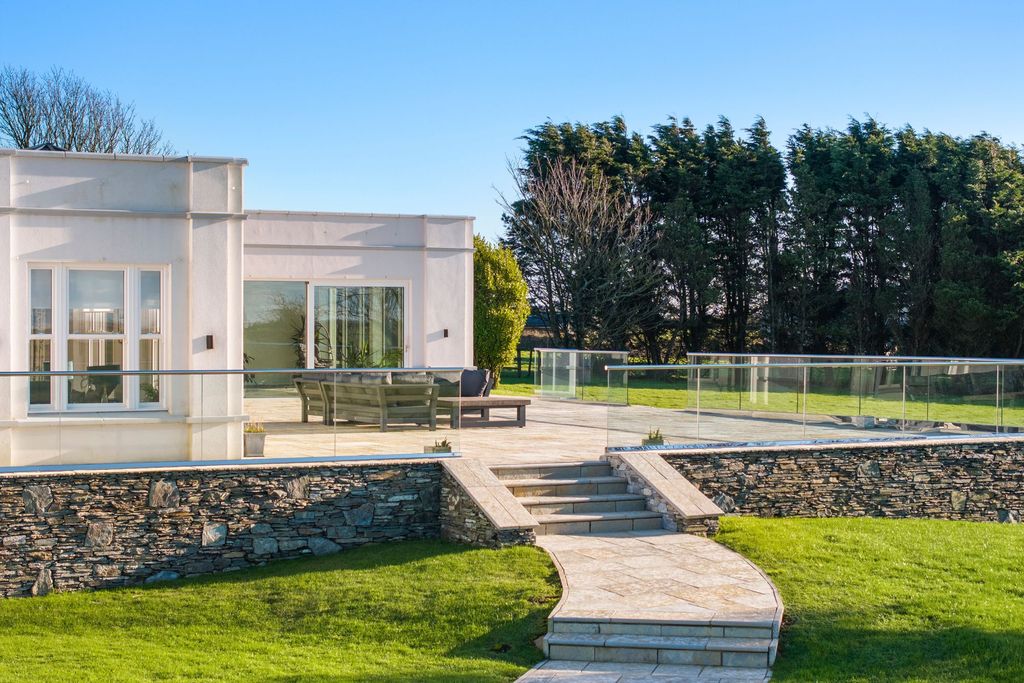 Property photo 2 of 112