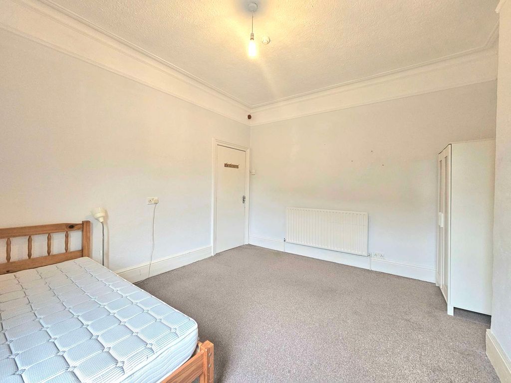Property photo 3 of 9 Room