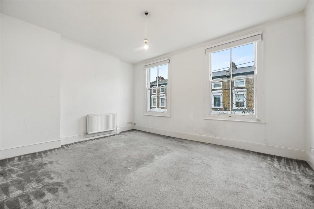 Property photo 2 of 7 Overstone Road