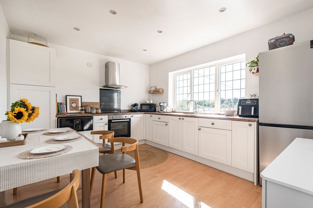 Property photo 2 of 25