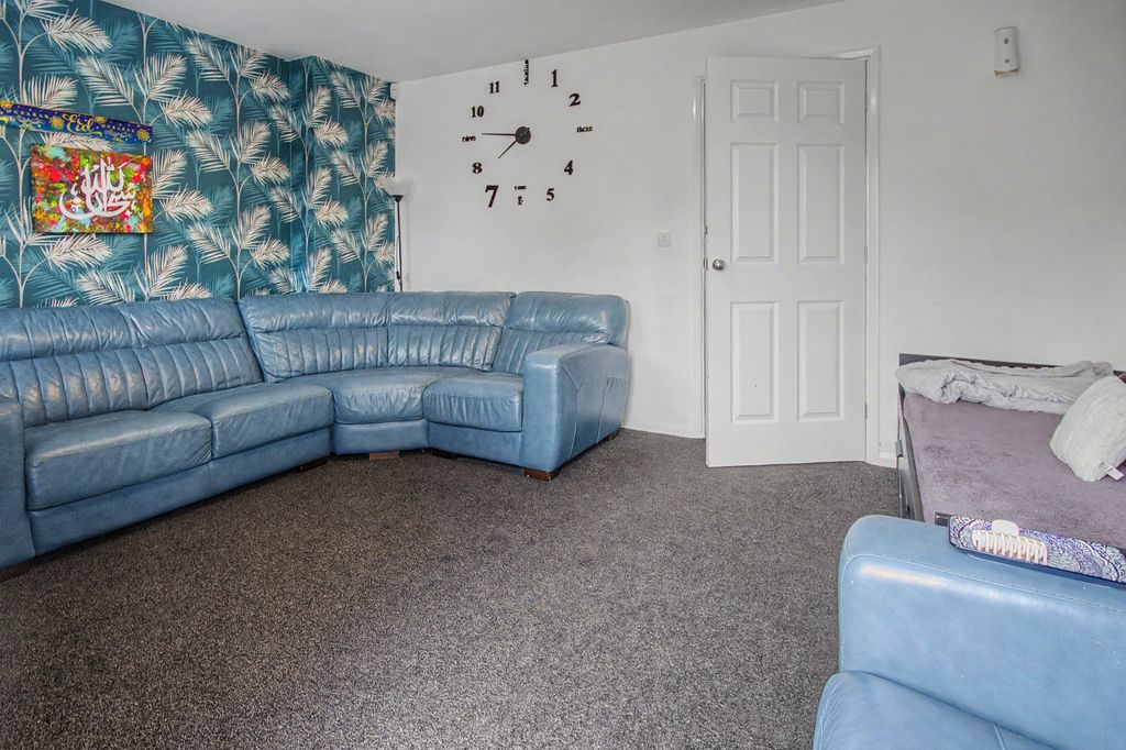 Property photo 3 of 11 4