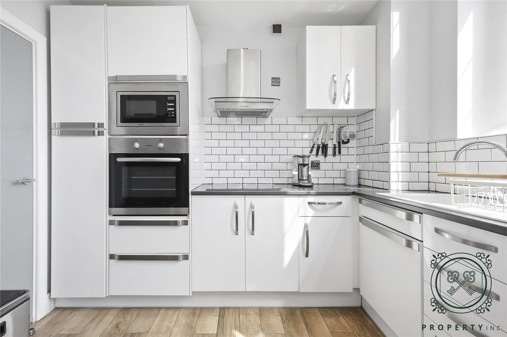 Property photo 3 of 12 Kitchen