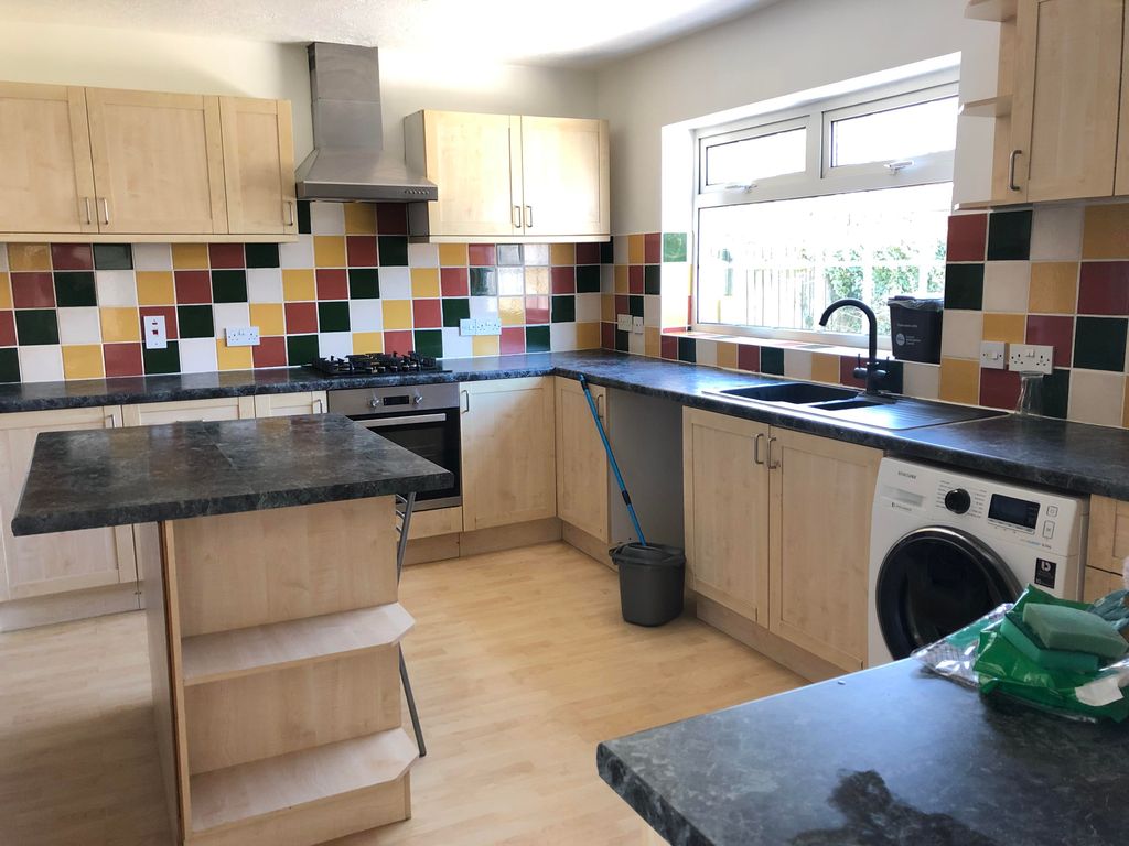 Property photo 3 of 19 Kitchen