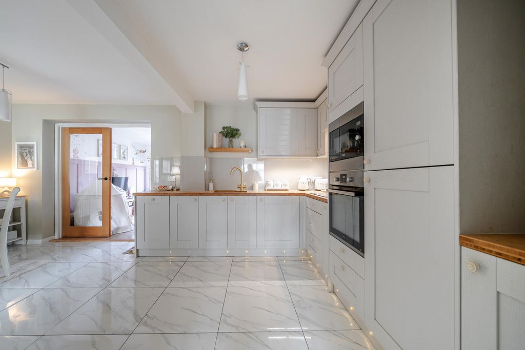 Property photo 2 of 17 Kitchen