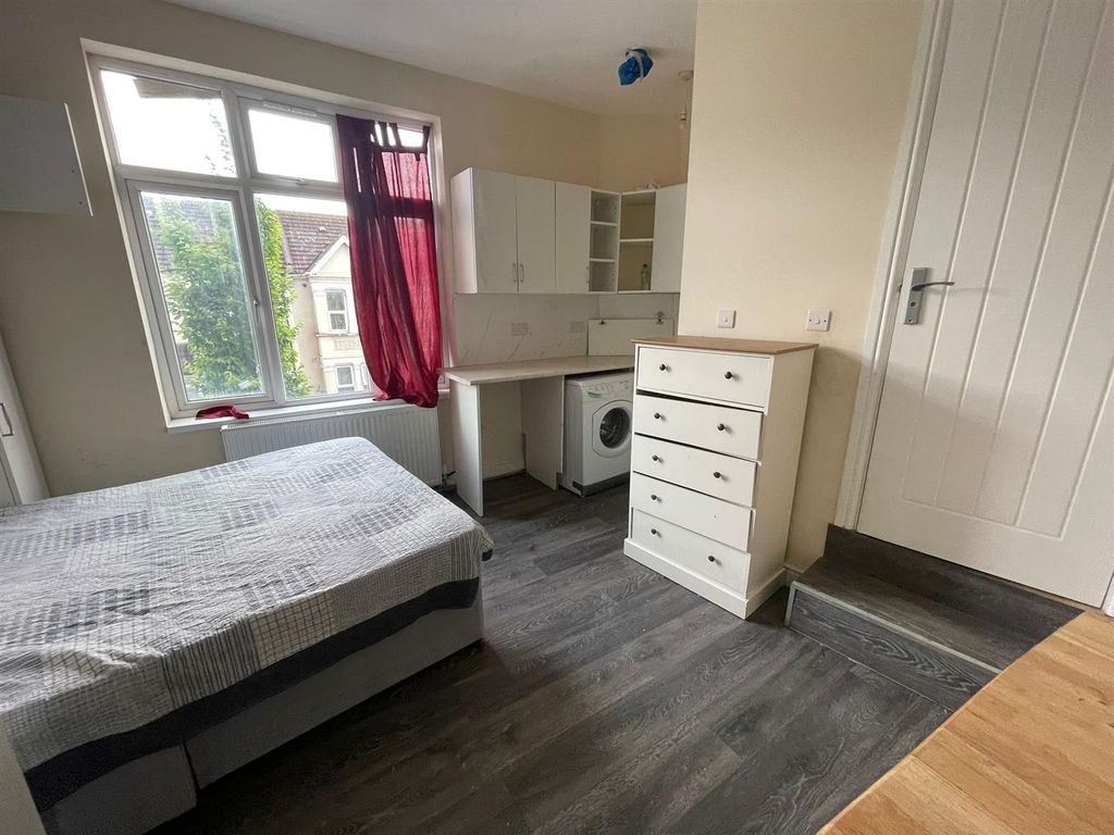 Property photo 1 of 7 2 Bed Flat - Beaconsfield Road Southall