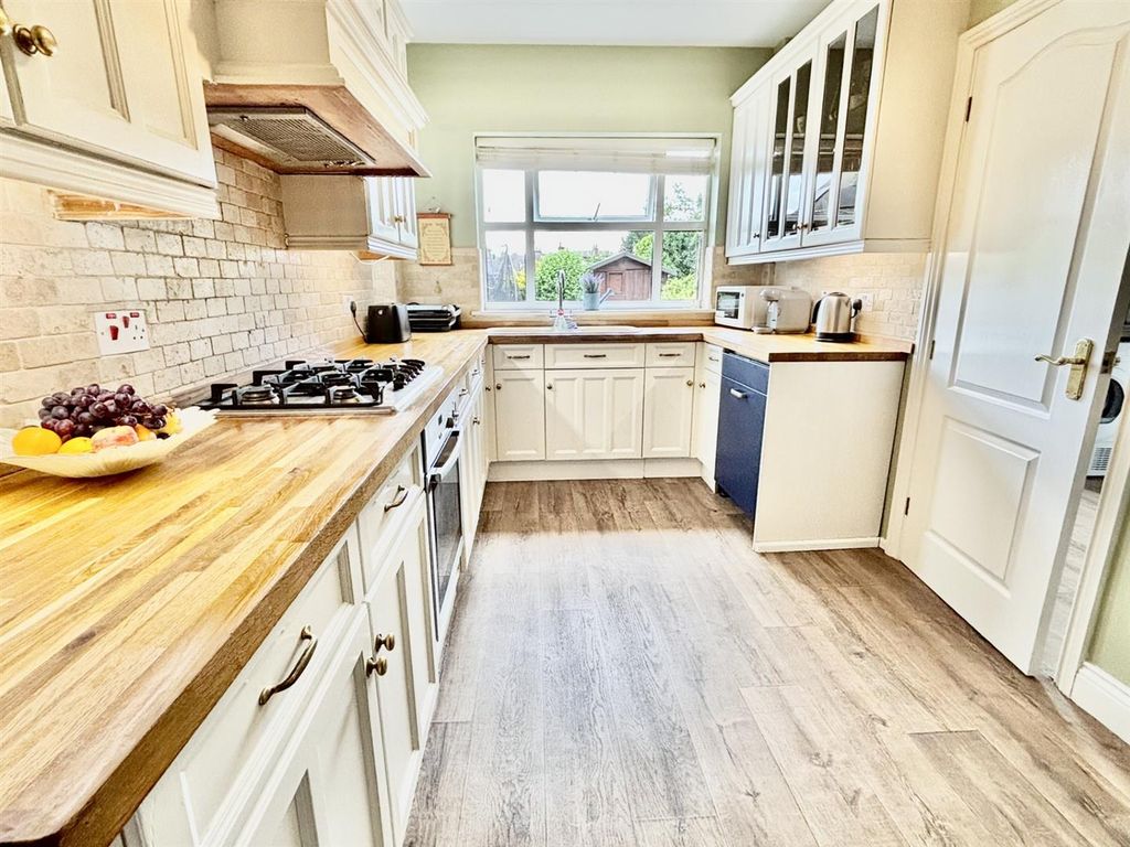 Property photo 3 of 31 Kitchen