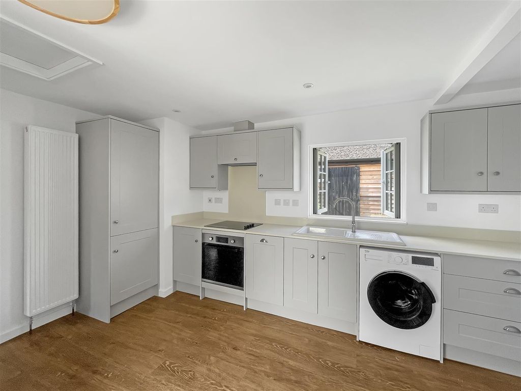 Property photo 3 of 17 Kitchen (3)