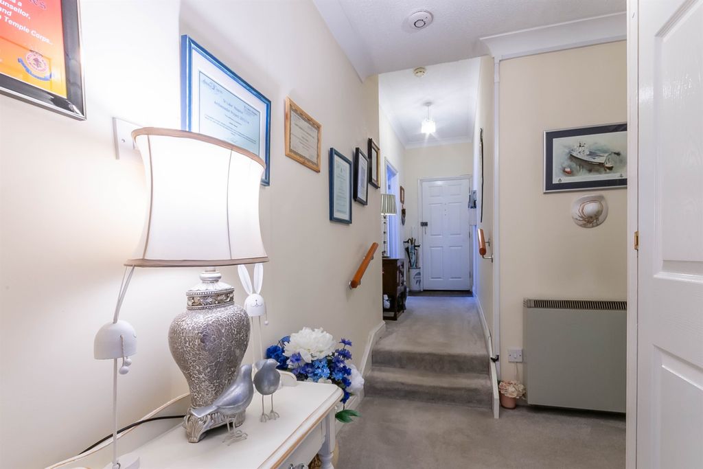 Property photo 3 of 11 Entrance Hall