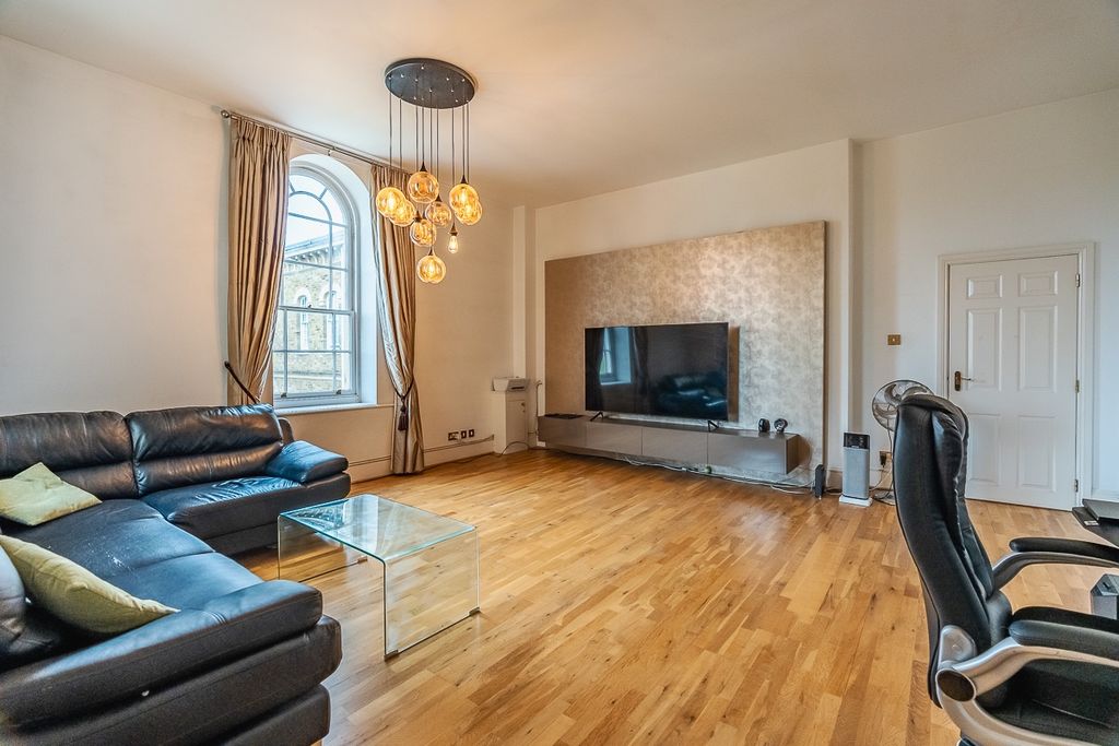 Property photo 2 of 31