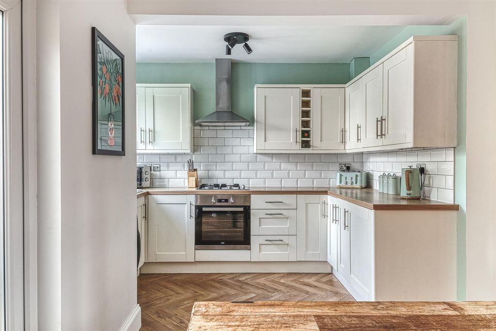 Property photo 2 of 32