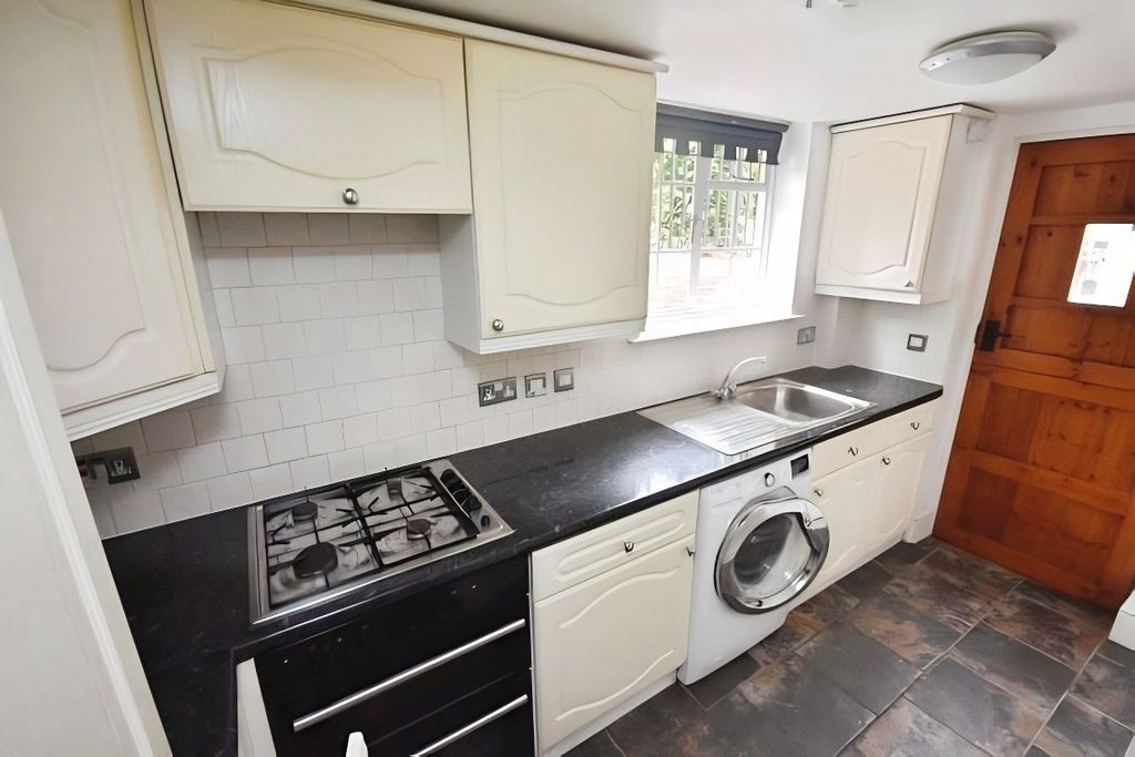 Property photo 2 of 7 05Ddbad9-Kitchen