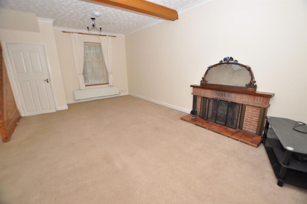 Property photo 3 of 16 Lounge