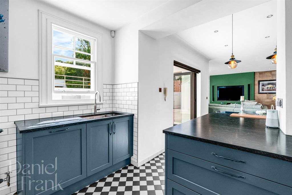 Additional image 7 of 5 bed detached house for saleThe Uplands, Loughton IG10