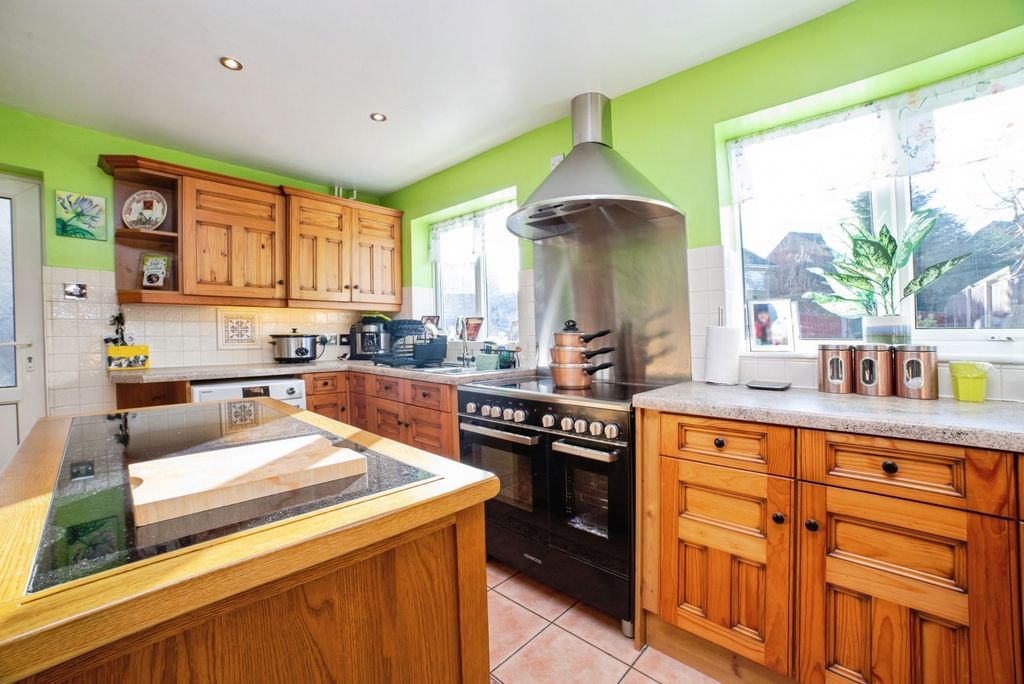 Property photo 2 of 31 Kitchen