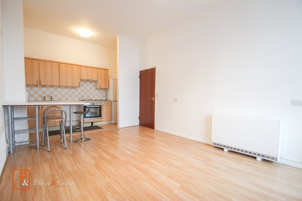 Property photo 3 of 8 Living Space