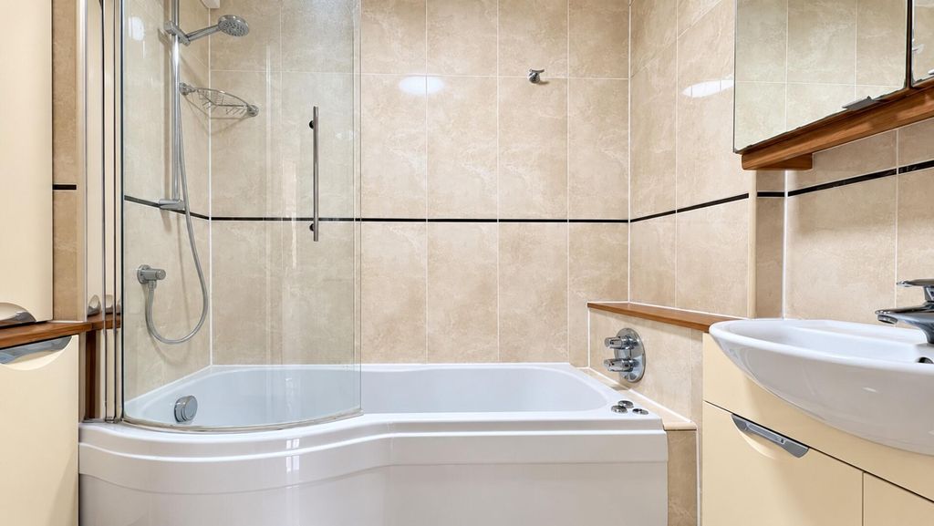 Property photo 3 of 11 Bathroom