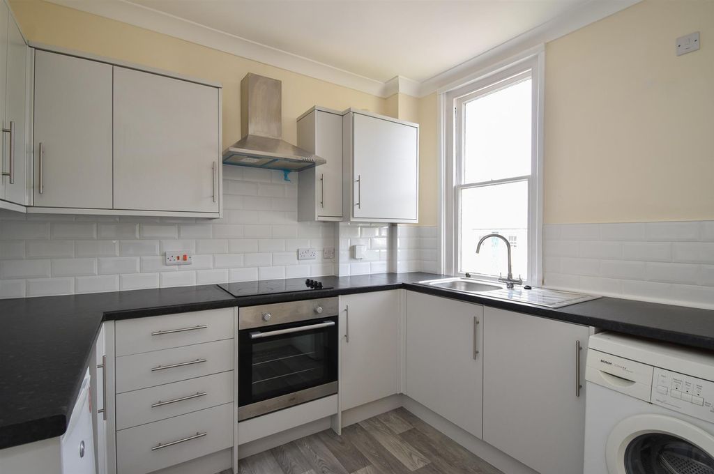 Property photo 3 of 11 Kitchen